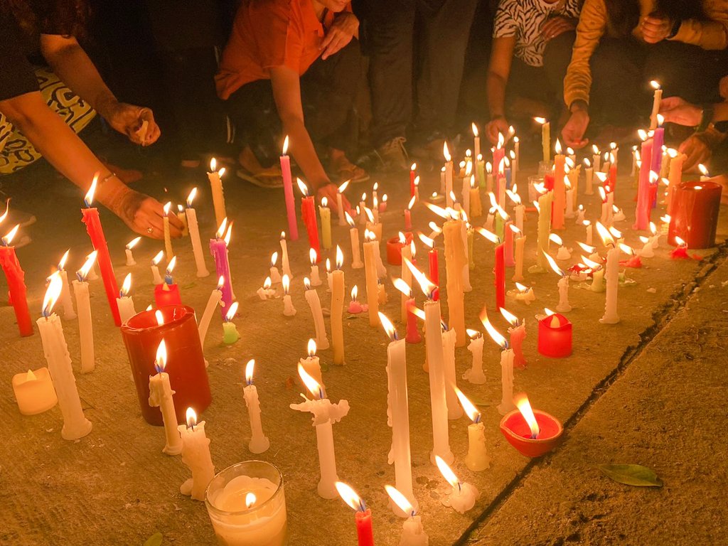 thakralmanoj's tweet photo. एक मोमबती उस बच्चे के नाम की 🕯️
आज हमारी सोसाइटी में 1000 से ज़्यादा लोगो ने candle March🕯️ में शामिल हो कर उस बच्चे के शरद्धॉंजलि दी 🙏
अगर अब भी नहीं जागी हमारी सरकार तो 
कल पूरा देश उस बच्चे के लिए खड़ा ढिखाई देगा #StaySafe #staydog #PMOIndia #Noida #aajtak  @BoulevardLotus https://t.co/Tx2eL4u8qf