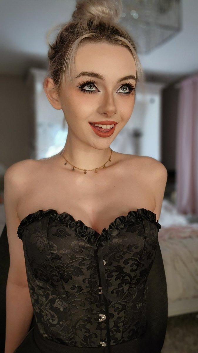 _Nes_tv's tweet photo. Gamer goth girl season https://t.co/r4iU6Fh3Me