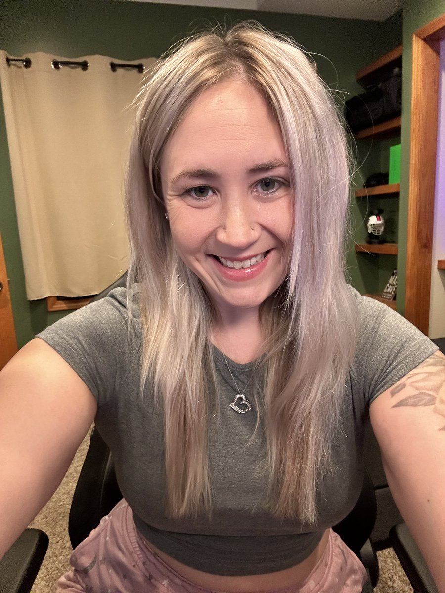 We chilling and gaming on Twitch!! Come check it out SubGirl0831