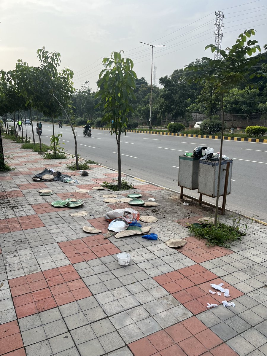 <a href="/GHMCOnline/">GHMC</a> @GadwalvijayaTRS 48 hours same state! Outside Gacchibowli stadium in front of TCS.this stretch upto Uni of Hyd never cleaned. Zindabad Clean Hyderabad.<a href="/KTRoffice/">Office of KTR</a>