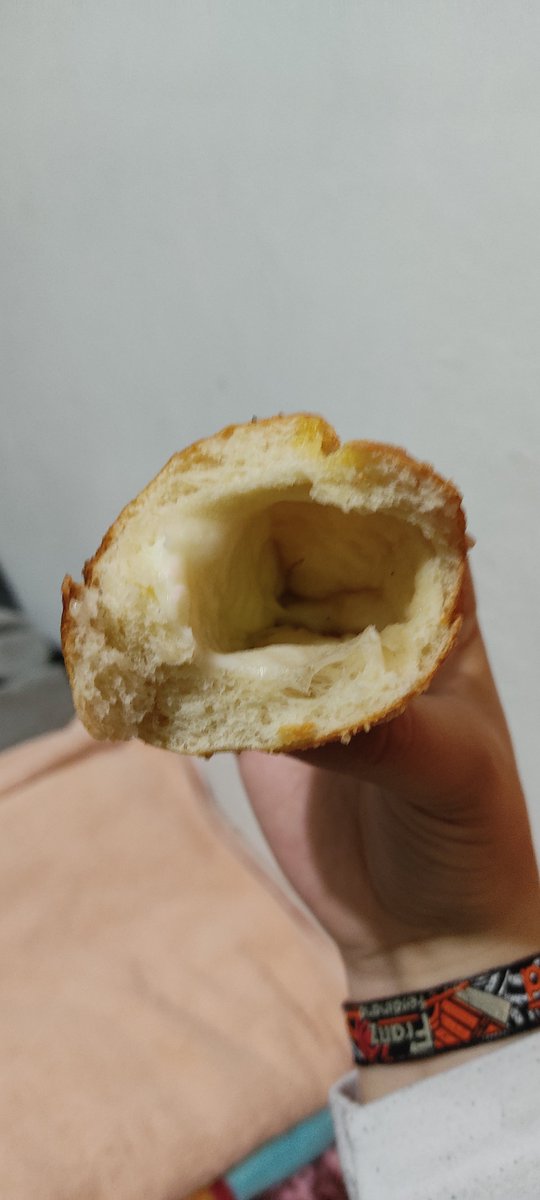 hershaskywalker's tweet photo. Qué pedo con los palitos loquitos rellenos, estan rellenos, pero de que... De aire o que pedo? #LittleCesars ya me acorde porque no compraba 😑😑😑😑 https://t.co/SnhrssWLWH