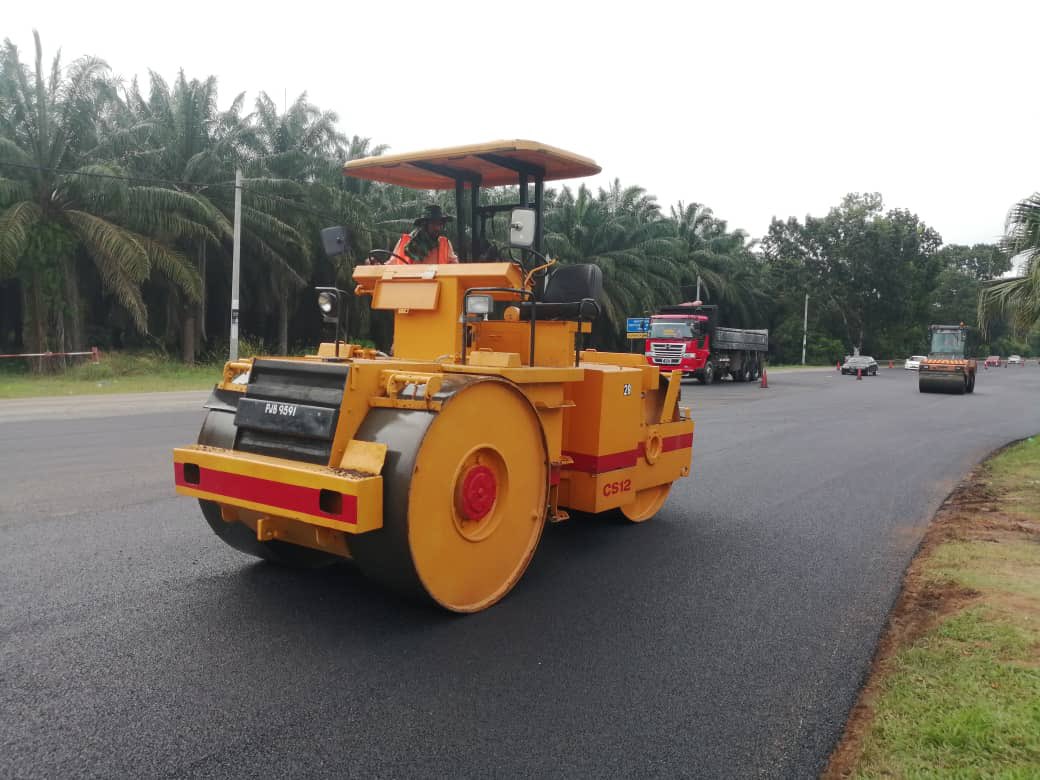 THBM_HQ's tweet photo. 19102022 - di @JKRKMS 

FT 001 J. #AlorSetar - #Butterworth
sek 811.40 - 812.20

#BerkalaPavemen #Fasa3

Team BP #THBMKedah #KualaMuda laksana kerja ini di sini

- mill and pave | CRMA 

kemajuan : 57.50 % 

📸 suasana kerja

#THBMHQ
#InfraKeluargaMalaysia https://t.co/gFCh85iTJW