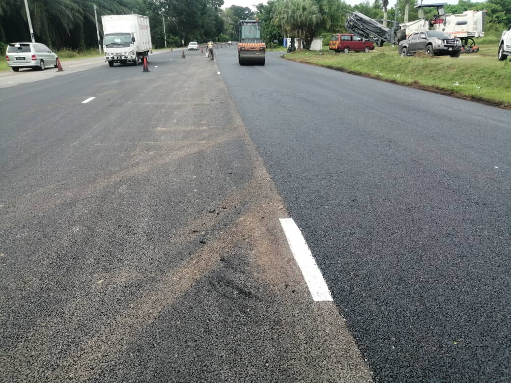 THBM_HQ's tweet photo. 19102022 - di @JKRKMS 

FT 001 J. #AlorSetar - #Butterworth
sek 811.40 - 812.20

#BerkalaPavemen #Fasa3

Team BP #THBMKedah #KualaMuda laksana kerja ini di sini

- mill and pave | CRMA 

kemajuan : 57.50 % 

📸 suasana kerja

#THBMHQ
#InfraKeluargaMalaysia https://t.co/gFCh85iTJW
