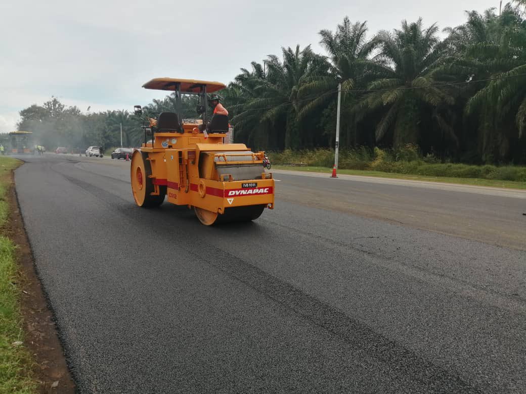 THBM_HQ's tweet photo. 19102022 - di @JKRKMS 

FT 001 J. #AlorSetar - #Butterworth
sek 811.40 - 812.20

#BerkalaPavemen #Fasa3

Team BP #THBMKedah #KualaMuda laksana kerja ini di sini

- mill and pave | CRMA 

kemajuan : 57.50 % 

📸 suasana kerja

#THBMHQ
#InfraKeluargaMalaysia https://t.co/gFCh85iTJW