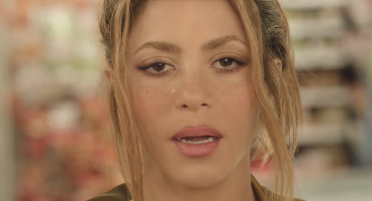 CaDelval's tweet photo. —Shakira: “No fue culpa tuya ni tampoco mía Fue culpa de la monotonía”

–Todos abrazando a Shakira y mirando a Pique... https://t.co/dEmjZVZGU5