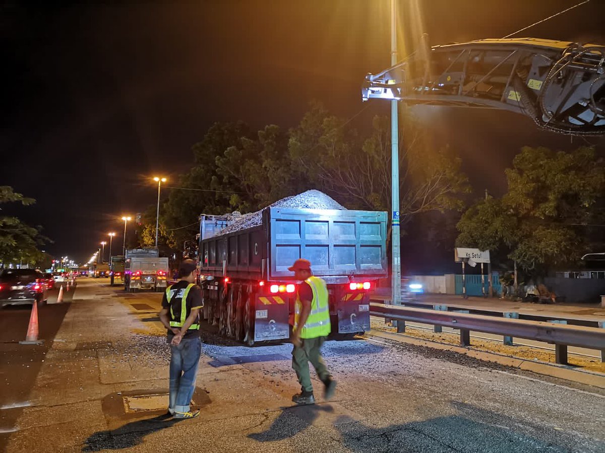 THBM_HQ's tweet photo. 19102022 - di @sptengah 

FT 001 J. #Butterworth - #Ipoh
sek 752.50 - 753.00

#BerkalaPavemen #Fasa3

Team BP #THBMPenang #SeberangPeraiTengah laksana kerja ini di sini

- mill and pave | MR-6

kemajuan : 72.50 % 

📸 suasana kerja

#THBMHQ
#InfraKeluargaMalaysia https://t.co/91VtcsaDwn