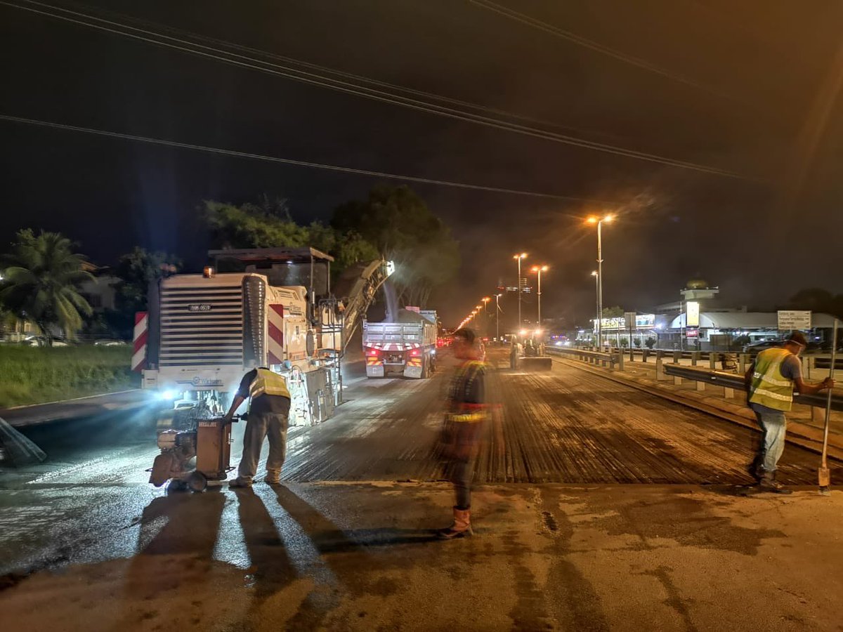 THBM_HQ's tweet photo. 19102022 - di @sptengah 

FT 001 J. #Butterworth - #Ipoh
sek 752.50 - 753.00

#BerkalaPavemen #Fasa3

Team BP #THBMPenang #SeberangPeraiTengah laksana kerja ini di sini

- mill and pave | MR-6

kemajuan : 72.50 % 

📸 suasana kerja

#THBMHQ
#InfraKeluargaMalaysia https://t.co/91VtcsaDwn