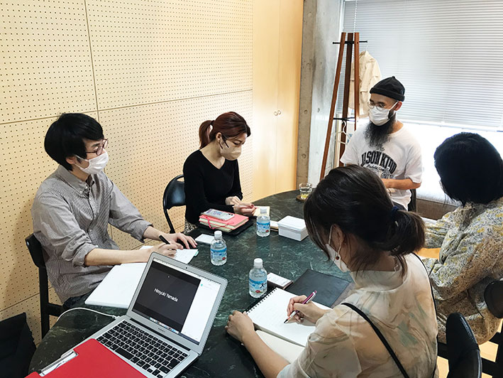 【山田塾/27期ゲスト講座】
先日の日曜日10/16(日)13時より、ブックデザイナー三森健太さんをゲスト講師にお招きし27期の卒業講座を行いました。実用書をメインにたくさんのイラストレーターとお仕事をされている三森さん。現場の貴重なお話をたくさんお聴きできました。 