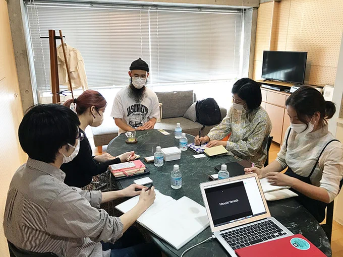 【山田塾/27期ゲスト講座】
先日の日曜日10/16(日)13時より、ブックデザイナー三森健太さんをゲスト講師にお招きし27期の卒業講座を行いました。実用書をメインにたくさんのイラストレーターとお仕事をされている三森さん。現場の貴重なお話をたくさんお聴きできました。 