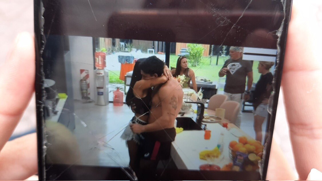 _jaaz_r's tweet photo. ayer dijo que queria tener hijos y pasar el resto de su vida con su novia. no son todos iguales, son uno peor que el otro. https://t.co/WTdSSiOp65