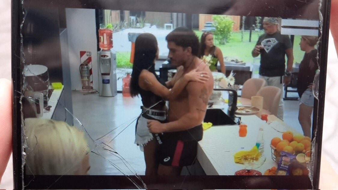_jaaz_r's tweet photo. ayer dijo que queria tener hijos y pasar el resto de su vida con su novia. no son todos iguales, son uno peor que el otro. https://t.co/WTdSSiOp65