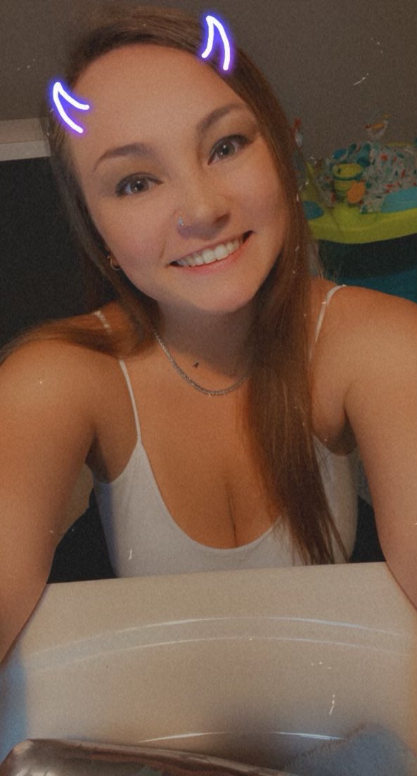 Morganxo010's tweet photo. RT if you wanna see my boobs 👀 https://t.co/61eDLJzJr6