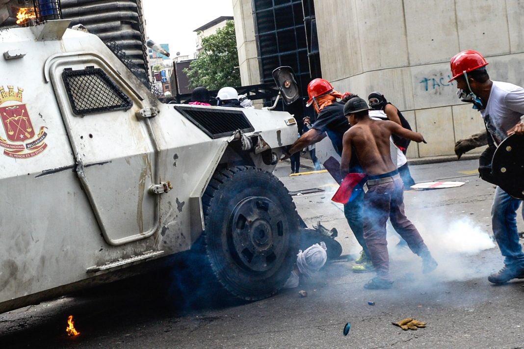 JohanLozada26's tweet photo. Con qué moral el malandro Diosdado Cabello rechaza que los Carabineros en Chile con camiones atropellan manifestantes, si en Venezuela le pasaban con blindados por encima a los manifestantes? https://t.co/F3v9n5eXhE