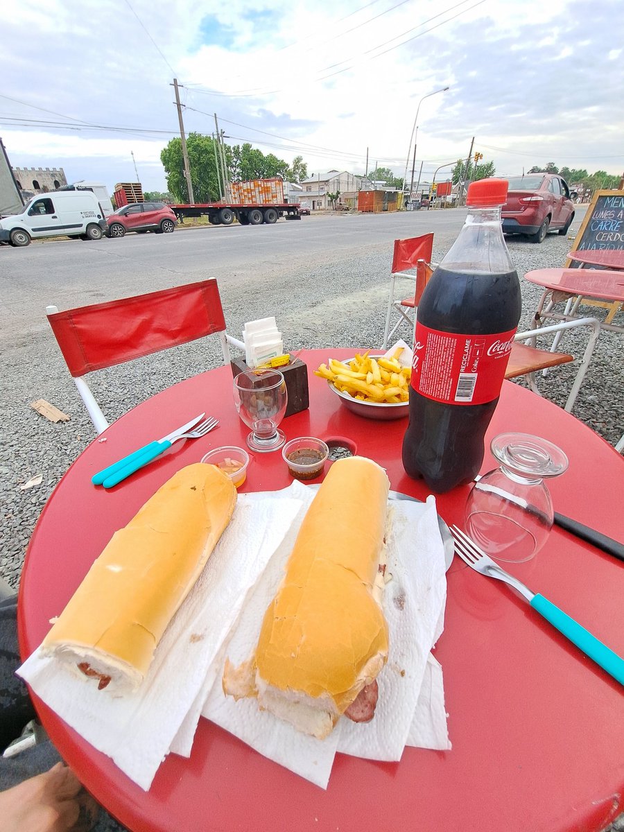 AngeRodriiguezz's tweet photo. el que me gusta me dijo hoy vamos a merendar y me llevo al costado de la ruta a comer UN CHORIPAN https://t.co/lJ3j1dAyte