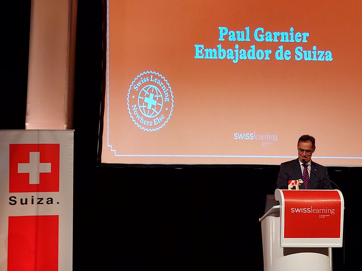 EmbSuizaPeru's tweet photo. La educación suiza es una referencia mundial. Para exponer la oferta de escuelas privadas y internados, #SwissLearning 📚 organizó un evento en la Embajada para que los jóvenes escolares peruanos y sus familias descubrieran las opciones para estudiar en🇨🇭.
@DefrWbf @SwissChamPeru https://t.co/fG7WC98jHV