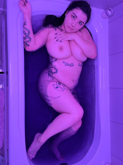 rt if you&rsquo;d get in a bath with me https://t.co/i6Q6eYnYhA