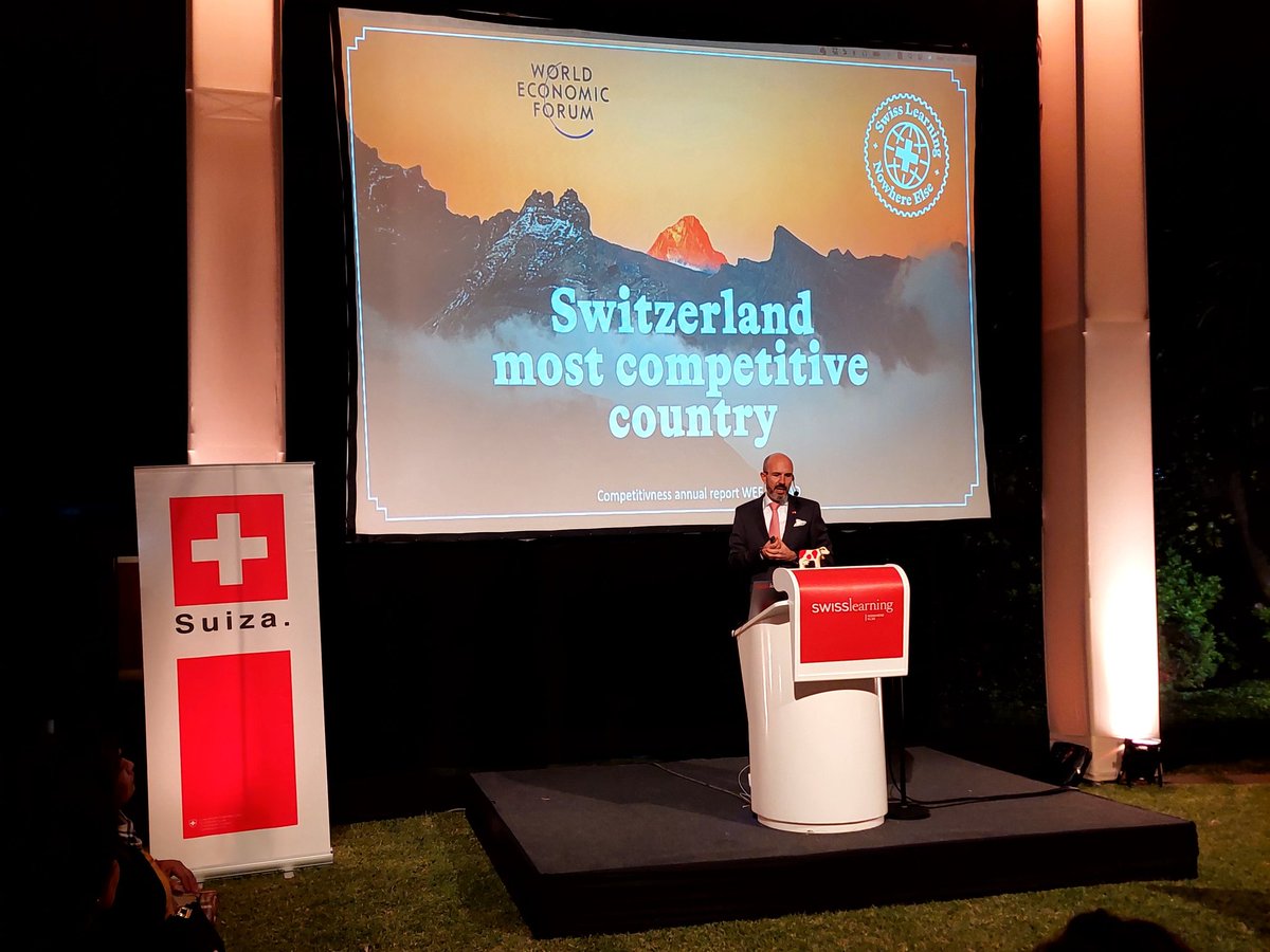 EmbSuizaPeru's tweet photo. La educación suiza es una referencia mundial. Para exponer la oferta de escuelas privadas y internados, #SwissLearning 📚 organizó un evento en la Embajada para que los jóvenes escolares peruanos y sus familias descubrieran las opciones para estudiar en🇨🇭.
@DefrWbf @SwissChamPeru https://t.co/fG7WC98jHV