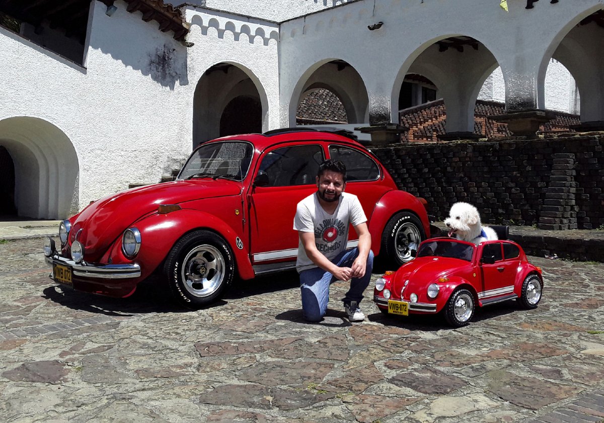 Él tiene un VW Golf, sus papás un VW Bora, e incluso viajó a Wolfsburg Alemania para conocer la planta principal de VW 😎.

Si quieres conocer el nombre del perrito y el resto de la historia, te esperamos en instagram: instagram.com/volkswagen_col…

#VWLoversCo #VolkswagenColombia