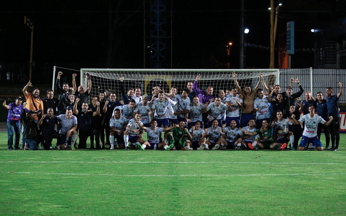 Metropolitanos_'s tweet photo. 💜 𝙈𝙞 𝙛𝙖𝙢𝙞𝙡𝙞𝙖 💜 

🙌🏼 ¡Seguimos haciendo historia! 

#VamosMetro 🟣 | 📸 @JPabloLobo https://t.co/TZfw4tvAtJ