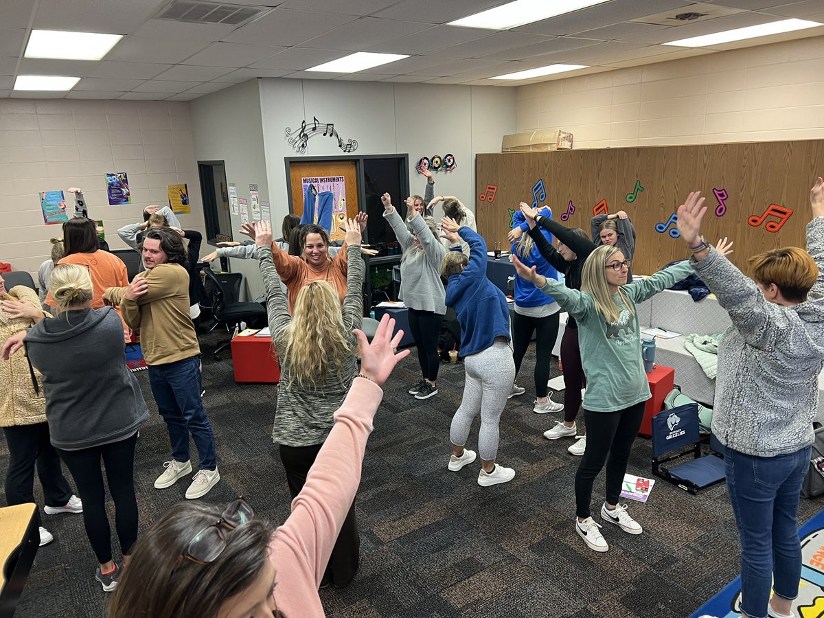 AmandaLMarch's tweet photo. 🎉Apple Glen Elementary educators were on 🔥today in our “Feedback that Makes Learning Visible” training! No wonder they are a #VisibleLearningPlus Associate School Award winner! 🙌🏼 #KnowThyImpact #VisibleLearning @ElementaryGlen @Bville_Schools @VisibleLearning @CorwinPress https://t.co/dJVnsLFLaD