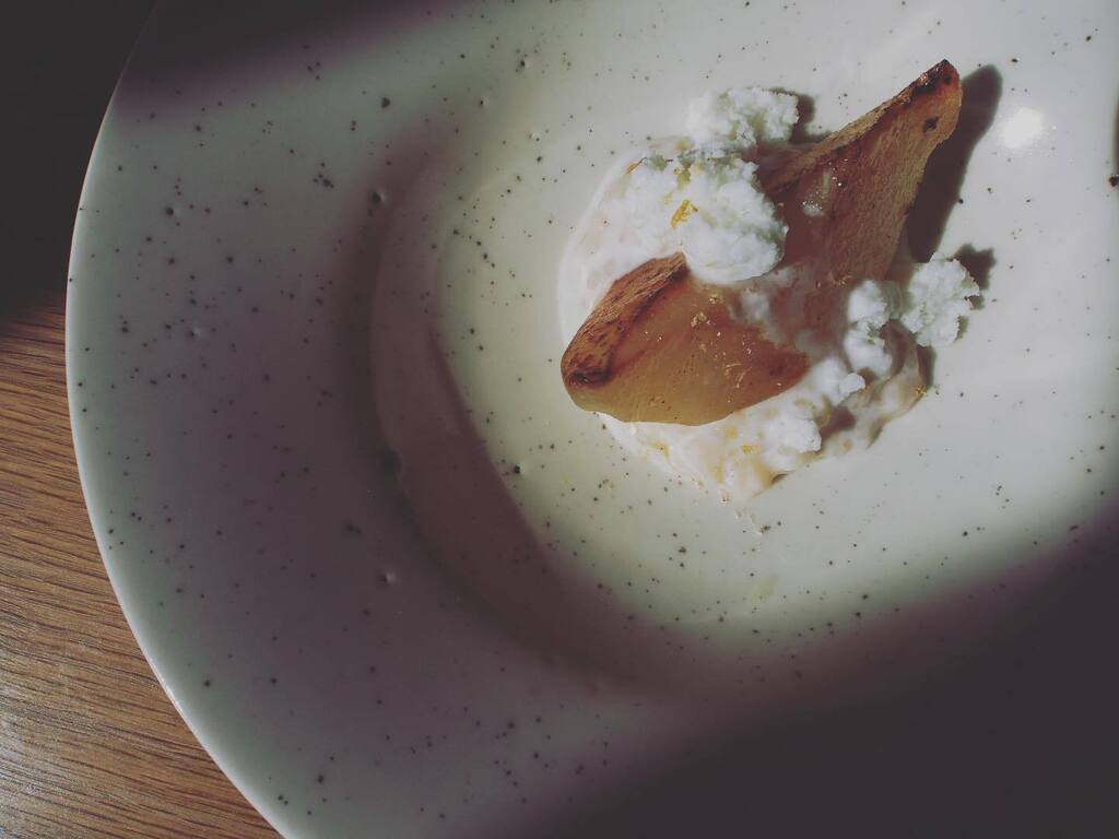 u_p_maison's tweet photo. 2022.10.20...

poire et riz au lait
洋梨とリ・オレ🍐

温かい洋梨と
冷たいリ・オレにソルベ
シナモン、カンダモン🍂

ランチのデセールに🍽

#unepetitemaison 
#安曇野オーベルジュ
#安曇野 https://t.co/epE9l9QGUQ https://t.co/yLuA9XApIj