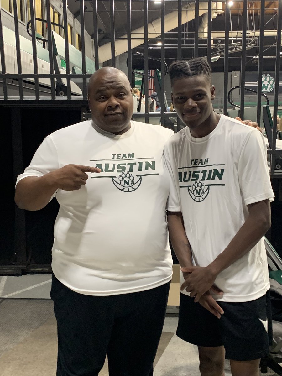 NBolton16's tweet photo. Team Austin for the dub‼️ @bearcatsports @nw_ameyer @BearcatBash22 https://t.co/M2JzLCdiCb