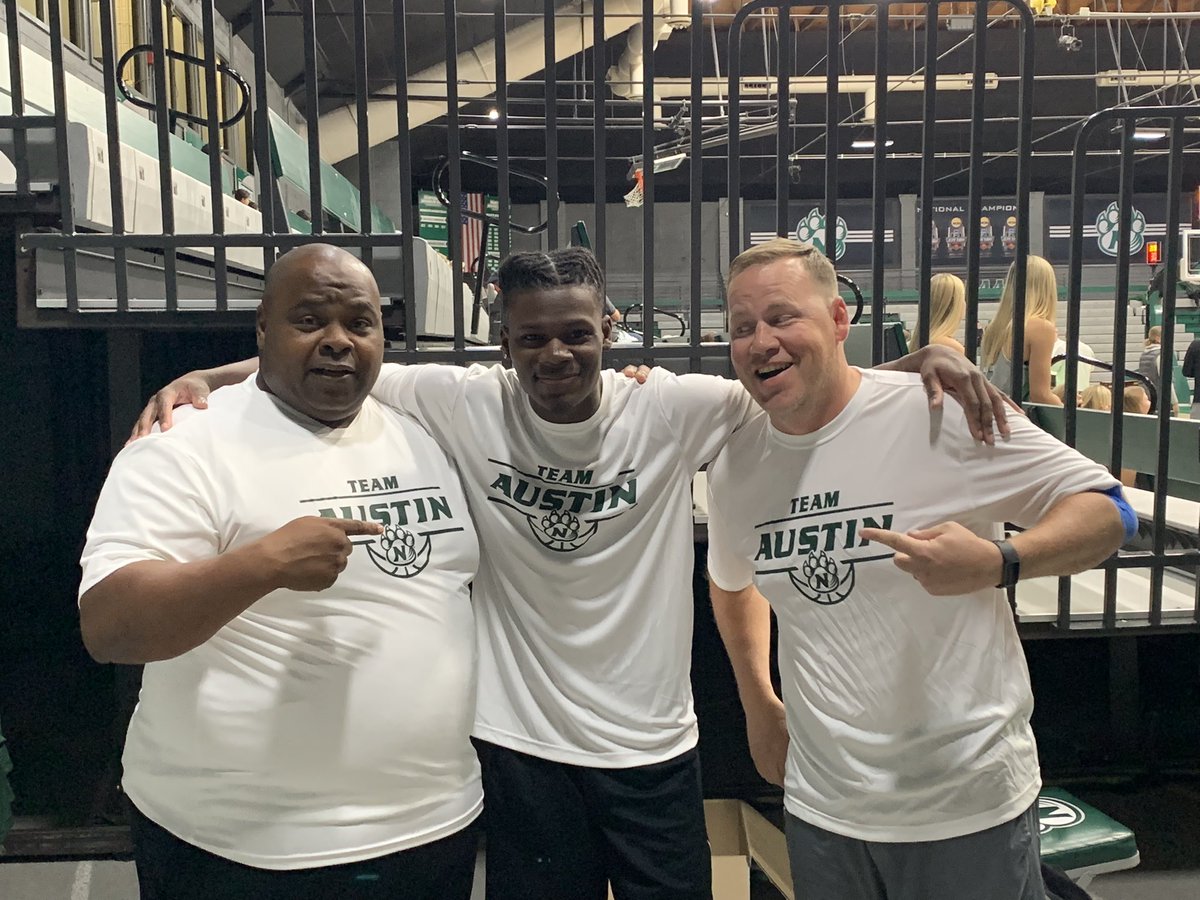 NBolton16's tweet photo. Team Austin for the dub‼️ @bearcatsports @nw_ameyer @BearcatBash22 https://t.co/M2JzLCdiCb