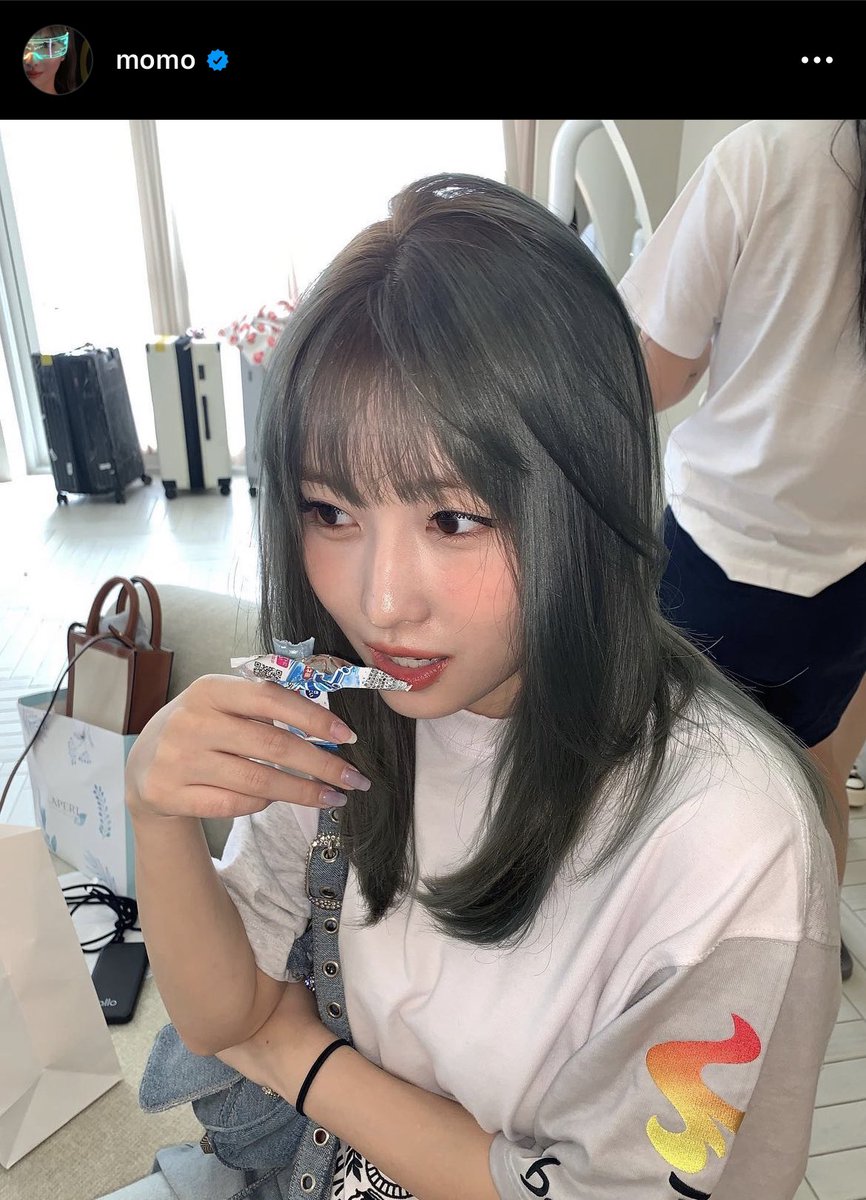TWICE__NIGHT's tweet photo. \🍭🍭🍭🍭/
モモが好きな「ガブリチュウ」、数量限定で会場内に置いてます🙆♂️数に限りがあるので早い者勝ちです😂
味はグレープ🍇、ラムネ🫧、コーラ🥤、メロンソーダ🍈の4種類🍭
#TWICE #breakdown #favoritesnacks #MOMO #모모 #モモ #트와이스 https://t.co/MR6xUCkNJ8