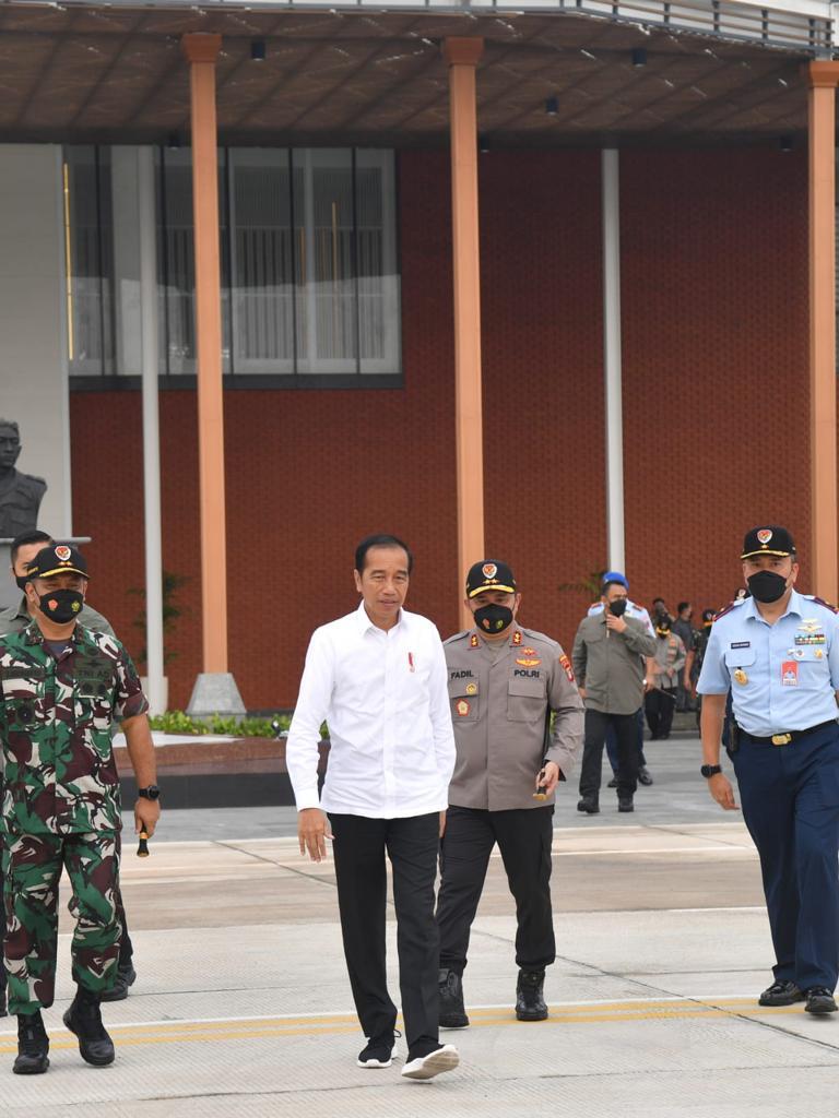 Selamat pagi. Saya ke Provinsi Kepulauan Bangka Belitung pagi ini untuk kunjungan kerja sehari. Saya akan berkunjung ke kabupaten-kabupaten Bangka Barat, Bangka Selatan, dan Bangka Tengah untuk berbagai kegiatan seperti menyerahkan bantuan sosial serta bertemu masyarakat nelayan.