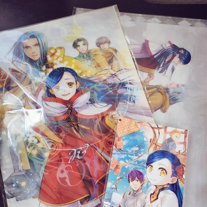 本好きのクリアファイル、どっちも好きなイラストだから結局全部買ってしまった…ロゼマの全属性の祝福も目を合わせて屈むフェルディナンドも最高すぎて…ここめちゃくちゃ切ないよね 