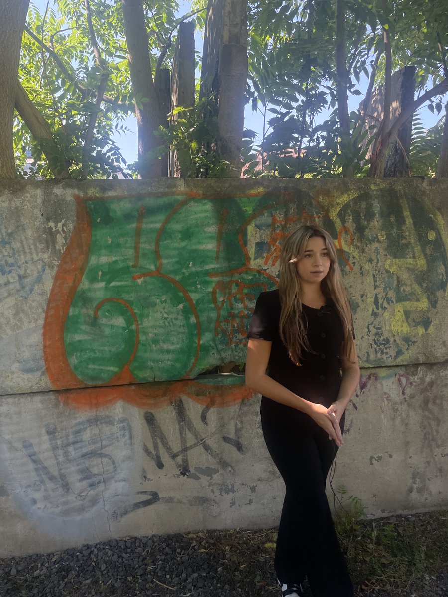 HumansofUCSB's tweet image. 𝐀𝐥𝐞𝐱𝐚𝐧𝐝𝐫𝐚 𝐆𝐨𝐥𝐝𝐛𝐞𝐫𝐠
𝐂𝐨𝐦𝐦𝐮𝐧𝐢𝐜𝐚𝐭𝐢𝐨𝐧 𝐦𝐚𝐣𝐨𝐫/ 𝟒𝐭𝐡 𝐲𝐞𝐚𝐫

"After scurrying past dozens of people at Berlin’s Rosenthalerplatz subway station, I made it onto the eastbound U-Bahn train with my pink notebook and voice recorder in hand ..."