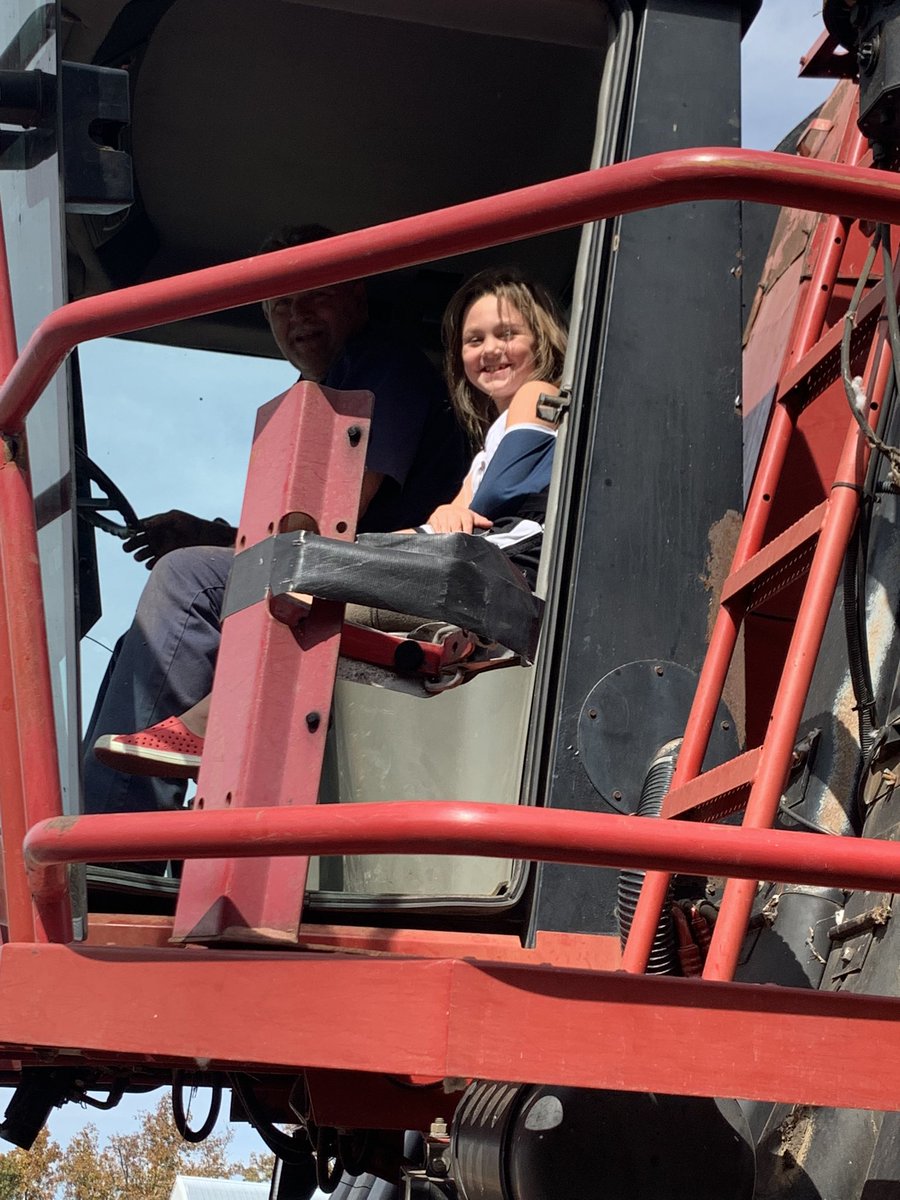 byron_fricks's tweet photo. Brylee got to ride and pick cotton this past weekend, and she loved it. Thanks to Mike Broyles for letting her ride along. https://t.co/GN0AMBavCS
