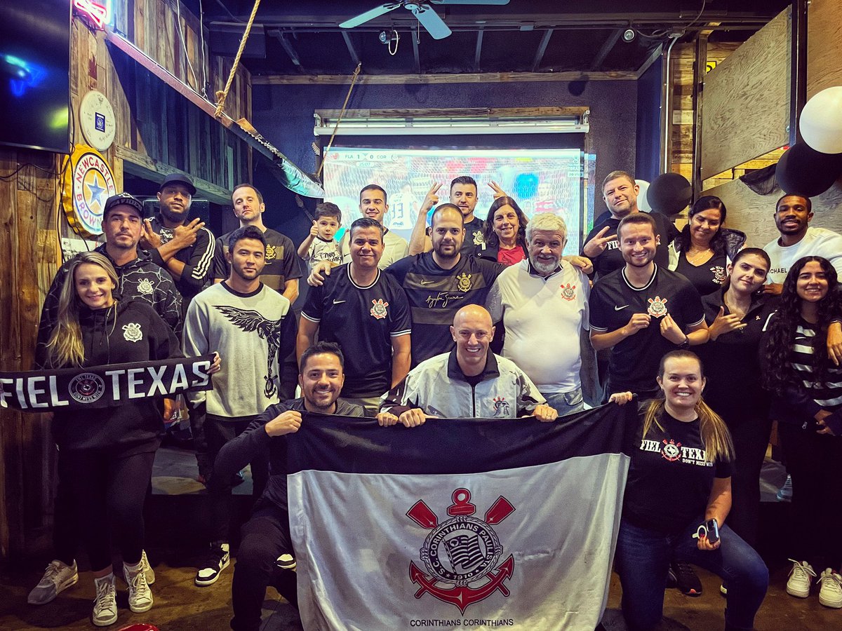 GuMenani's tweet photo. Aqui é Corinthians no Texas, EUA! Estamos juntos #CdBPeloMundo na expectativa do empate! #Corinthians https://t.co/fiuMhD5fox