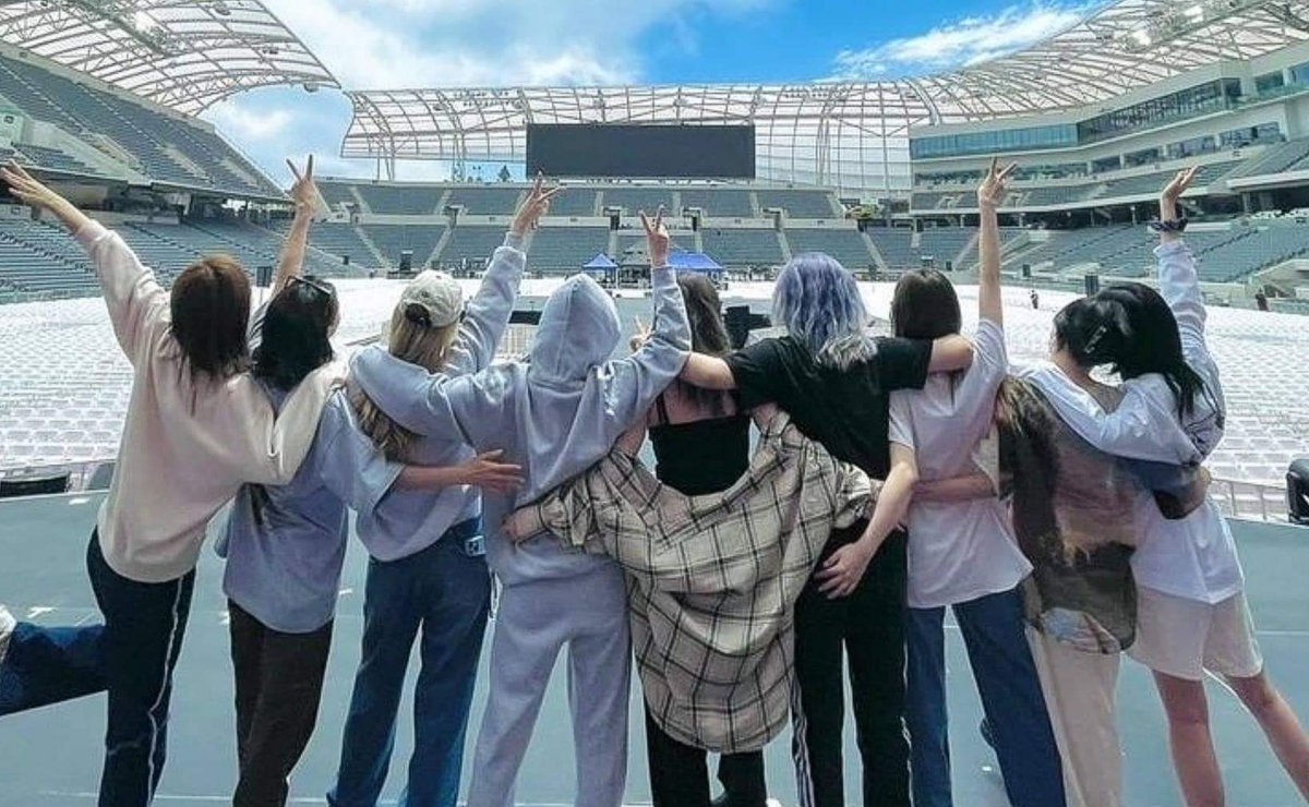 Aea99805168's tweet photo. Staning them is one of my best life decision 😭💗 y'all make me happy always. Thank you for existing  ILY my twice happy 7th anniversary #TWICE_7TH_ANNIVERSARY https://t.co/4aZe3eK4zN
