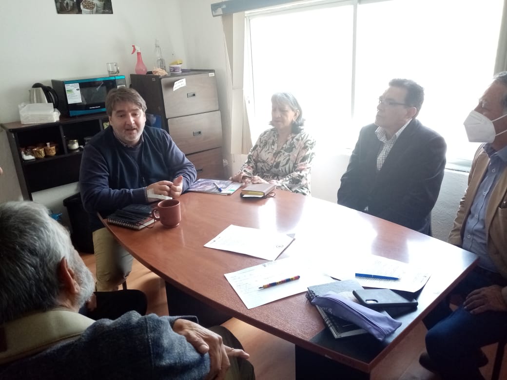 CulturalTomada's tweet photo. Sesión de trabajo en la Prefectura del Azuay sobre proyecto " Bienal de Narrativa Eliécer Cárdenas Espinoza "elaborado por el Colectivo Casa Tomada . Homenaje  a un grande de la Literatura ecuatoriana ecuatoriana https://t.co/PzmoMsWCrR
