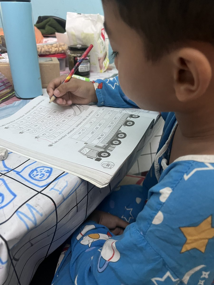 meerazainuddin's tweet photo. Mengajar no1 buat homework. Harini mami jadi 🐯je, belum sampai tahap jadi 🦁. No1 bagus dengar kata harini. Buat homework pun elok je.🤲 https://t.co/b7tU6gqrlB