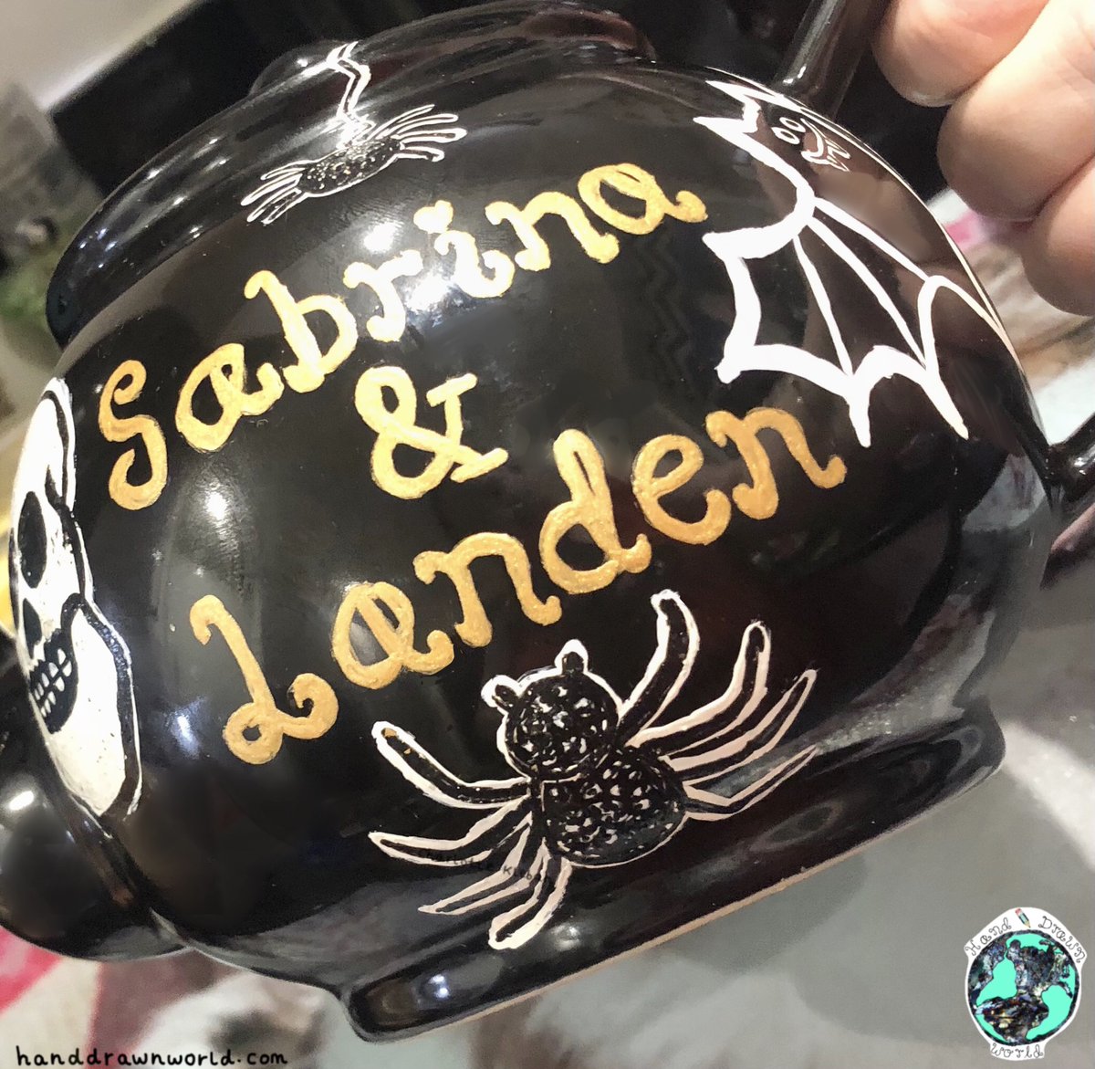 The theme of this custom hand drawn teapot was 'the kind of teapot the Addams Family would have' 🕷🖤🦇💀 

#mhhsbd #earlybiz #halloween #halloweenlovers #giftideas #halloweeniscoming