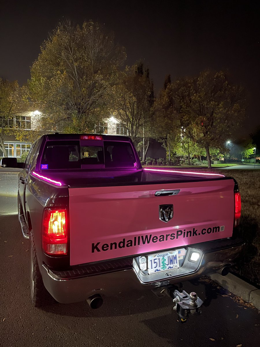 MattCKendall's tweet photo. @JerryMixon8 @oregonfootball @CoachLup @Coach_JakeLong @CoachDanLanning Make sure to come find us at the Real Men Wear Pink tailgater! Have a great weekend visit and GO DUCKS! #GoDucks #KendallWearsPink https://t.co/3w1YKLyzCS