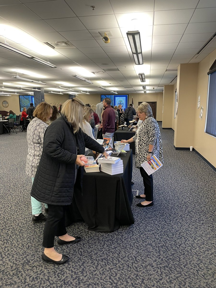 Curriculumdiva's tweet photo. So thankful for the leaders in Region 8. They are committed to learning and serving students and their communities! #ThrivingPrincipals #LeadersOfLearning @ESCRegion8 @McGregorLEARN @DeniseDavis1231 @AngieRaney @Carrie__Henry https://t.co/arTN2Jbgow