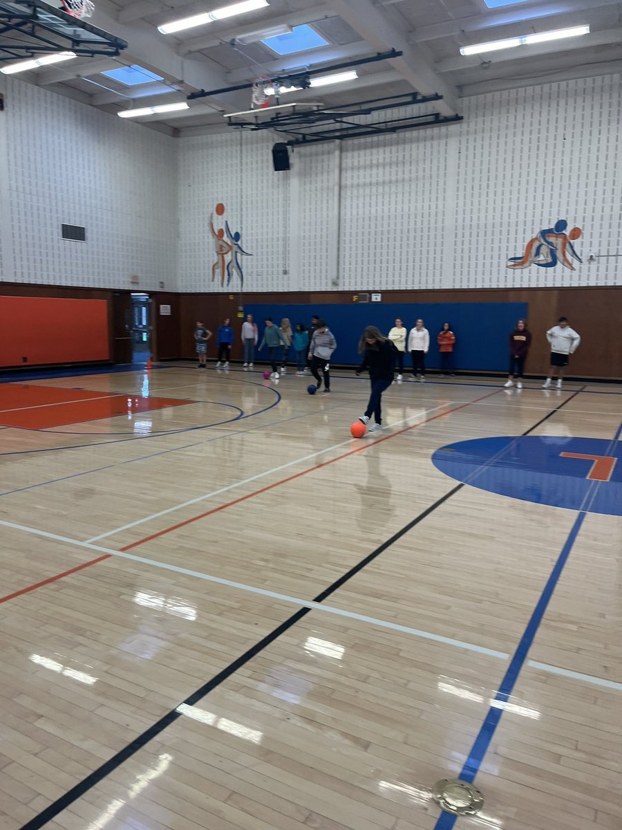 ElmcrestPE's tweet photo. MRM PE fine tuning our soccer skills!! https://t.co/wVzDxvEx7t
