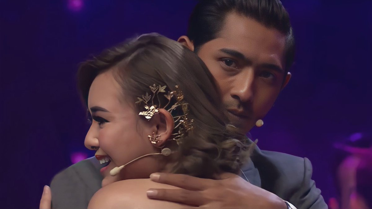 kihogiry's tweet photo. Heyy kalian..
Capek ya pura2 jadi orang lain?!
Pura2 gk peduli
Pura2 gk liat
Pura2 gk tertarik..

Tapi ketulusan dan cinta gak bisa ditutupi, mata kalian sangat lantang bersuara, berteriak dan mengatakan "Kami Saling Mencintai, Kami Saling Memiliki.. Siapapun Jangan Halangi Kami" https://t.co/T5A0chaCSV