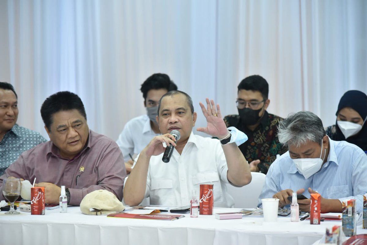 DPR_RI's tweet photo. Tim Kunjungan Kerja Komisi VII DPR RI menggelar pertemuan dengan Direksi Pabrik Teh Botol PT. Sinar Sosro, Dirjen Industri Agro Kemenperin RI serta Perwakilan Dinas Perindustrian Provinsi Bali di Auditorium Pabrik Teh Botol PT Sinar Sosro Gianyar, Rabu (19/10/2022). #KunkerDPR https://t.co/hUUtccc2WI
