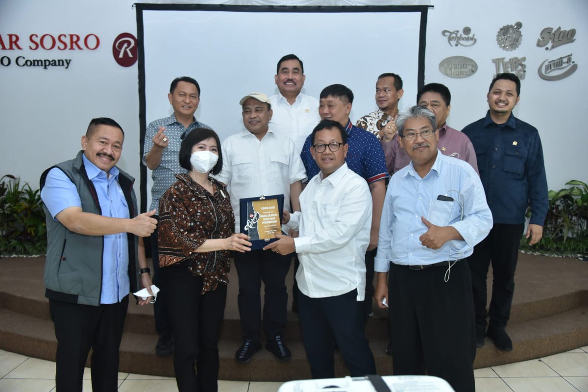 DPR_RI's tweet photo. Tim Kunjungan Kerja Komisi VII DPR RI menggelar pertemuan dengan Direksi Pabrik Teh Botol PT. Sinar Sosro, Dirjen Industri Agro Kemenperin RI serta Perwakilan Dinas Perindustrian Provinsi Bali di Auditorium Pabrik Teh Botol PT Sinar Sosro Gianyar, Rabu (19/10/2022). #KunkerDPR https://t.co/hUUtccc2WI