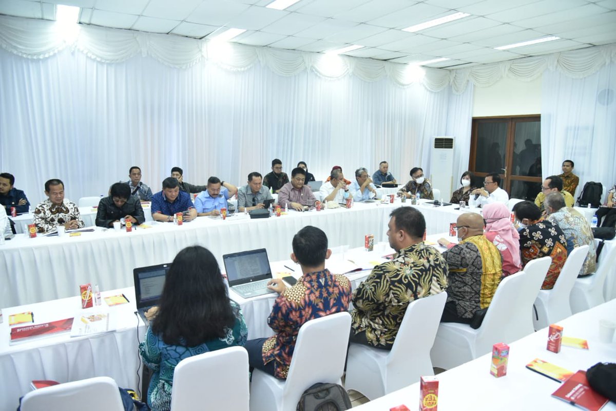 DPR_RI's tweet photo. Tim Kunjungan Kerja Komisi VII DPR RI menggelar pertemuan dengan Direksi Pabrik Teh Botol PT. Sinar Sosro, Dirjen Industri Agro Kemenperin RI serta Perwakilan Dinas Perindustrian Provinsi Bali di Auditorium Pabrik Teh Botol PT Sinar Sosro Gianyar, Rabu (19/10/2022). #KunkerDPR https://t.co/hUUtccc2WI