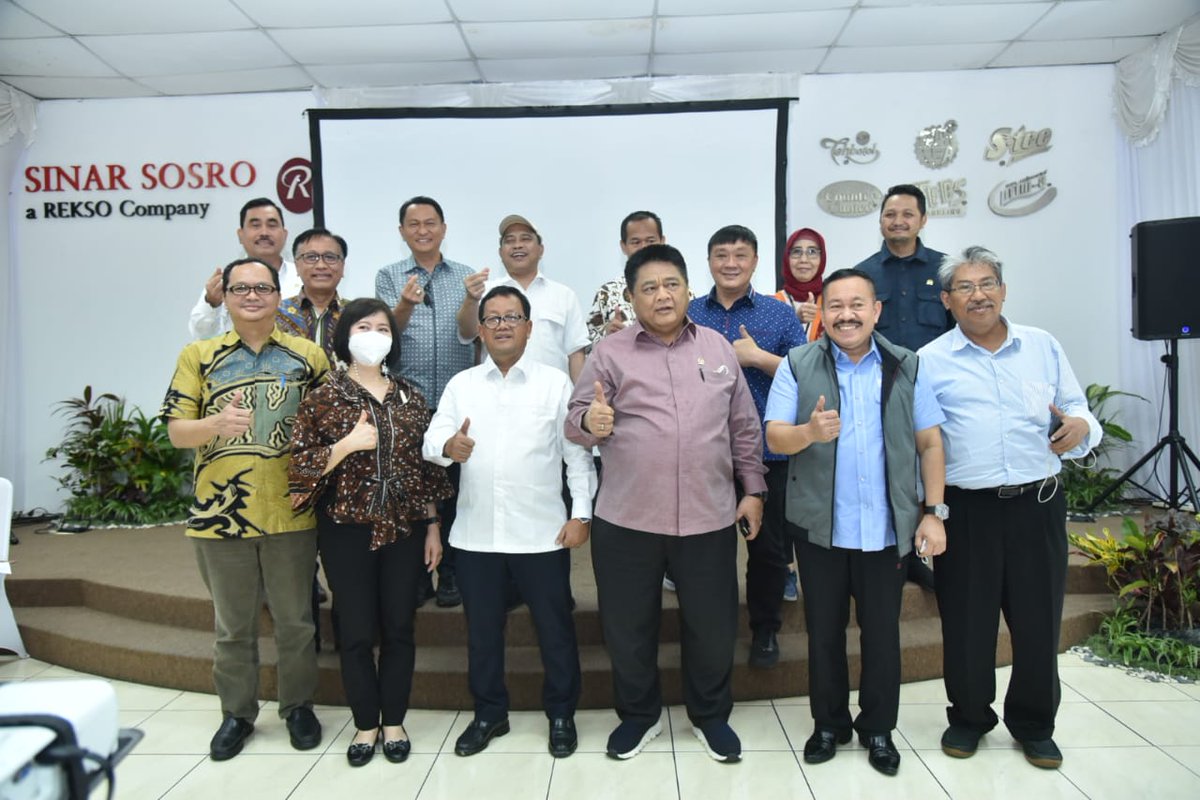 DPR_RI's tweet photo. Tim Kunjungan Kerja Komisi VII DPR RI menggelar pertemuan dengan Direksi Pabrik Teh Botol PT. Sinar Sosro, Dirjen Industri Agro Kemenperin RI serta Perwakilan Dinas Perindustrian Provinsi Bali di Auditorium Pabrik Teh Botol PT Sinar Sosro Gianyar, Rabu (19/10/2022). #KunkerDPR https://t.co/hUUtccc2WI