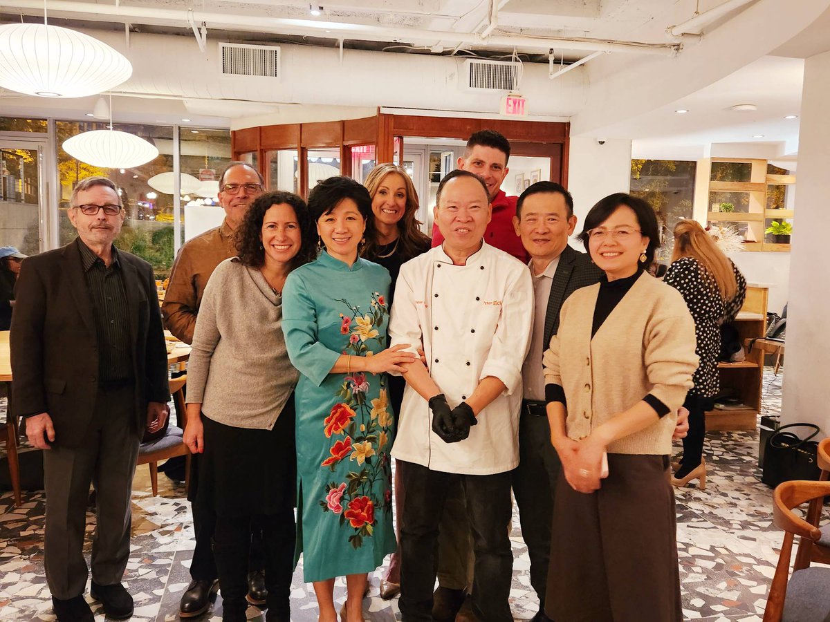 Mandarin_Voice's tweet photo. Congratulations to my friend Peter Chang for opening his Chang Chang in DC! Scrumptious food 🥰
#CelebrityChef
#PeterChang
#ChangChangDC
#ChineseCuisine
#吃货 https://t.co/UJUH4j67bF
