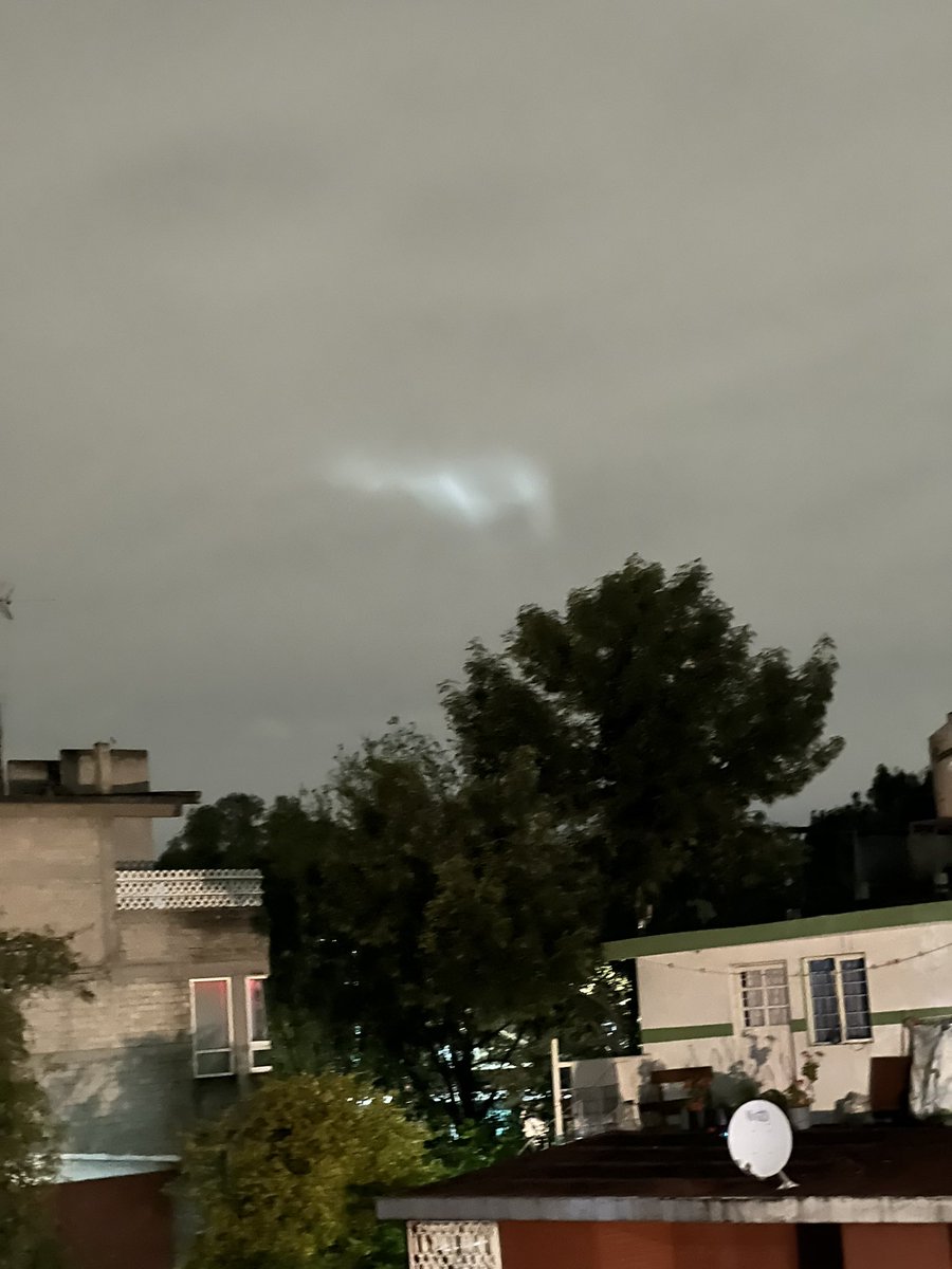 aczino's tweet photo. LUCES EN EL CIELO CDMX 

VIDEO 1 : SI LOGRAN VER CON ATENCIÓN EL FINAL ES INCREÍBLE SE VE UNA SILUETA DESPEGANDO 

VIDEO 2: JUSTO EN EL MOMENTO QUE IBA A LIMPIAR MI LENTE SE VE COMO SE MUEVEN HACIA LA DERECHA 

VIDEO 3: ASÍ ESTUVIERON PARPADEANDO UN BUEN RATO https://t.co/AmRnftzoRg