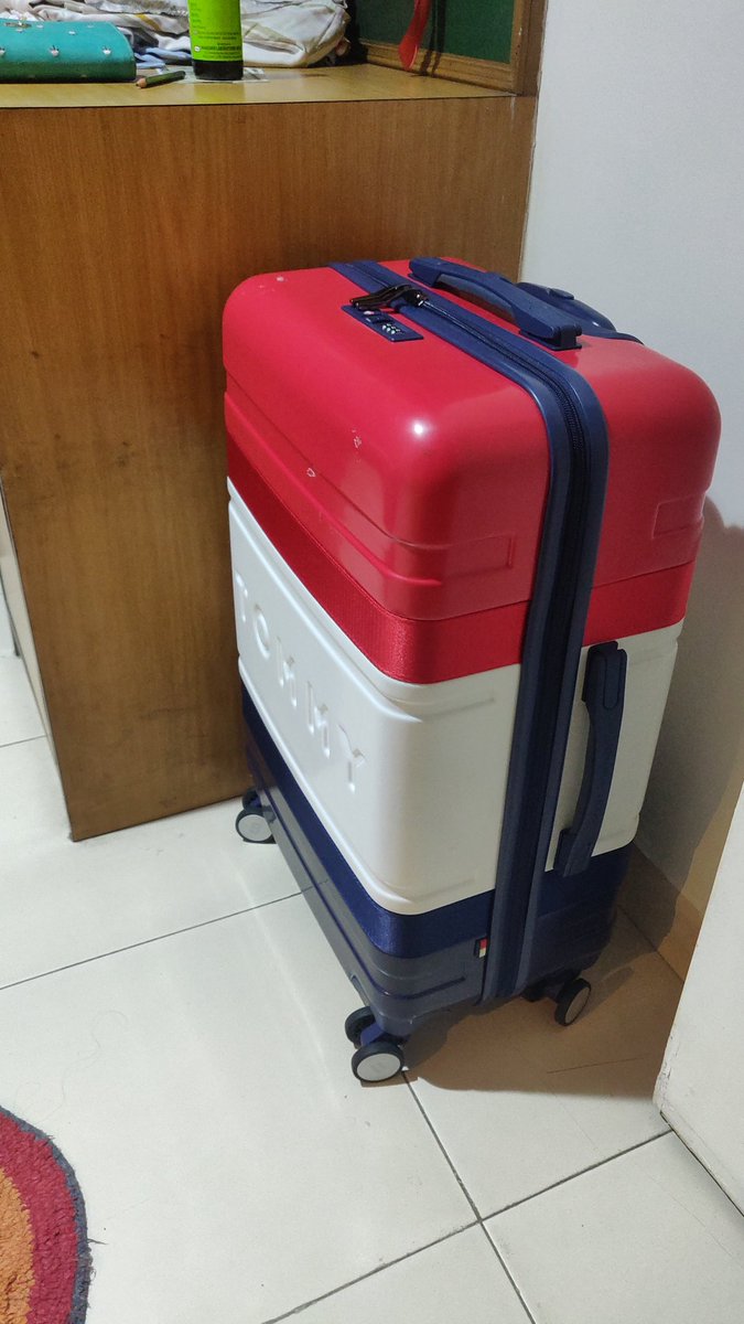 indulekhadutta's tweet photo. @flyspicejet 

Yes that's a before after photo. Really #heartbreaking to see way the bags are treated. Flew from Mumbai to Durgapur yesterday. SG 945, baggage# 0775721470
It was a brand new suitcase used for the first time 😭 https://t.co/VOYOZmwNkV