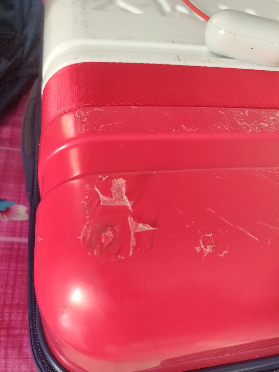 indulekhadutta's tweet photo. @flyspicejet 

Yes that's a before after photo. Really #heartbreaking to see way the bags are treated. Flew from Mumbai to Durgapur yesterday. SG 945, baggage# 0775721470
It was a brand new suitcase used for the first time 😭 https://t.co/VOYOZmwNkV