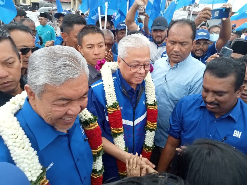 AnanthanSoma's tweet photo. Majlis Pelancaran Gerak Kerja Pilihanraya BN Negeri Kedah Sempana PRU-15 di Dataran Serdang, Pekan Serdang, Kedah.
#DrSAnanthan #TYTTSV #DSIS #MIC #Kedah #PRU15 #KeluargaMalaysia
#BarisanNasional
#KestabilanDanKemakmuran https://t.co/Ku6CNUQu95